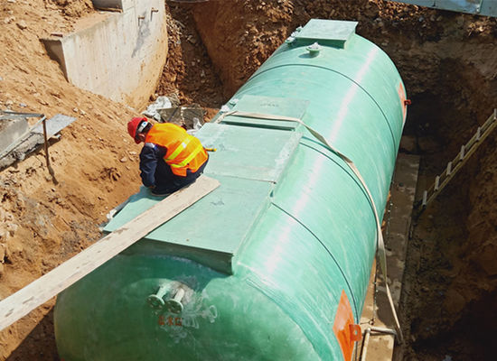 10-20 τ/ώρα Μηχανή επεξεργασίας λυμάτων Πλήρως αυτόματο έλεγχο FRP Σηπτική δεξαμενή